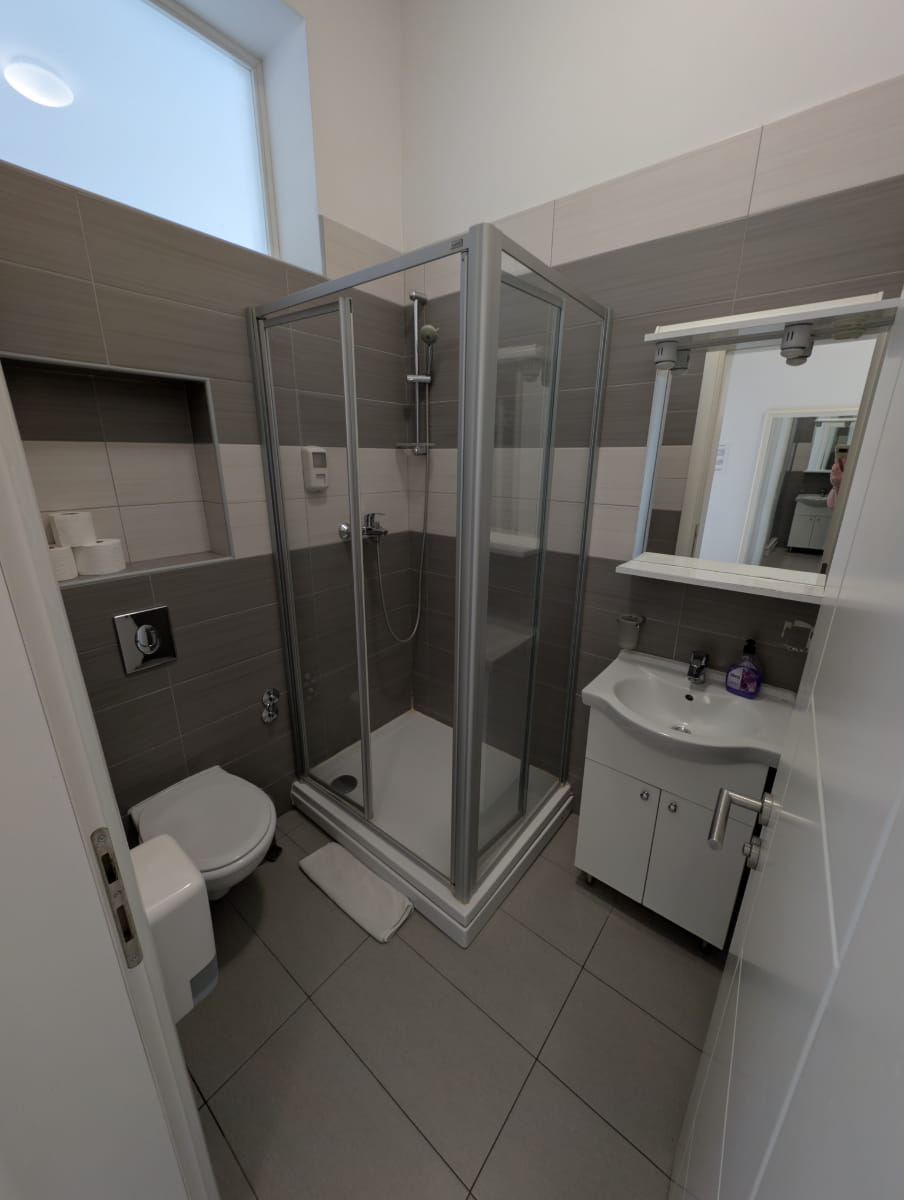 Studio apartman 3 u Slavonskom Brodu — kupaonica