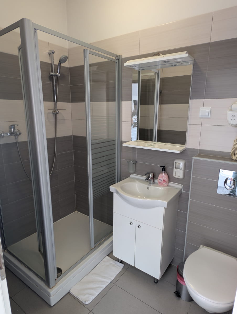 Studio apartman 5 u Slavonskom Brodu — kupaonica